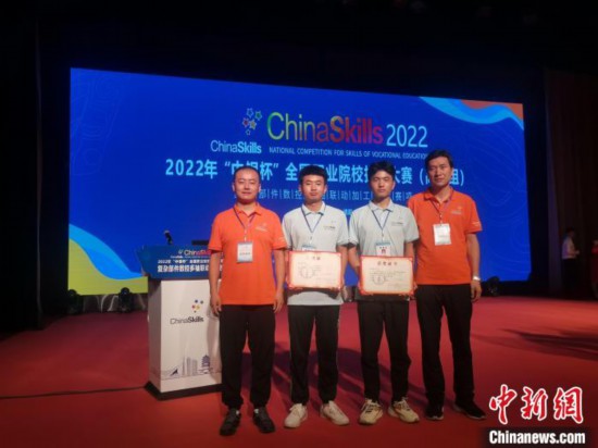 图为2022年，张天虎指导学生参加全国职业院校技能大赛颁奖现场。（资料图）受访者供图